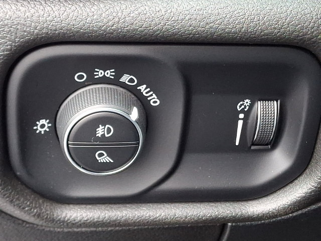 Used 2022 RAM 1500 4x4 Crew Cab image 25