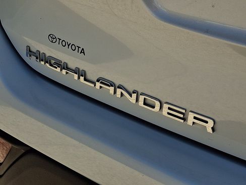 Used 2021 Toyota Highlander XLE AWD/4WD image 30