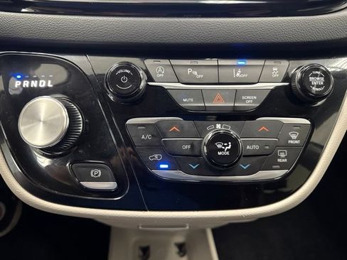 Used 2024 Chrysler Pacifica Touring-L FWD image 17