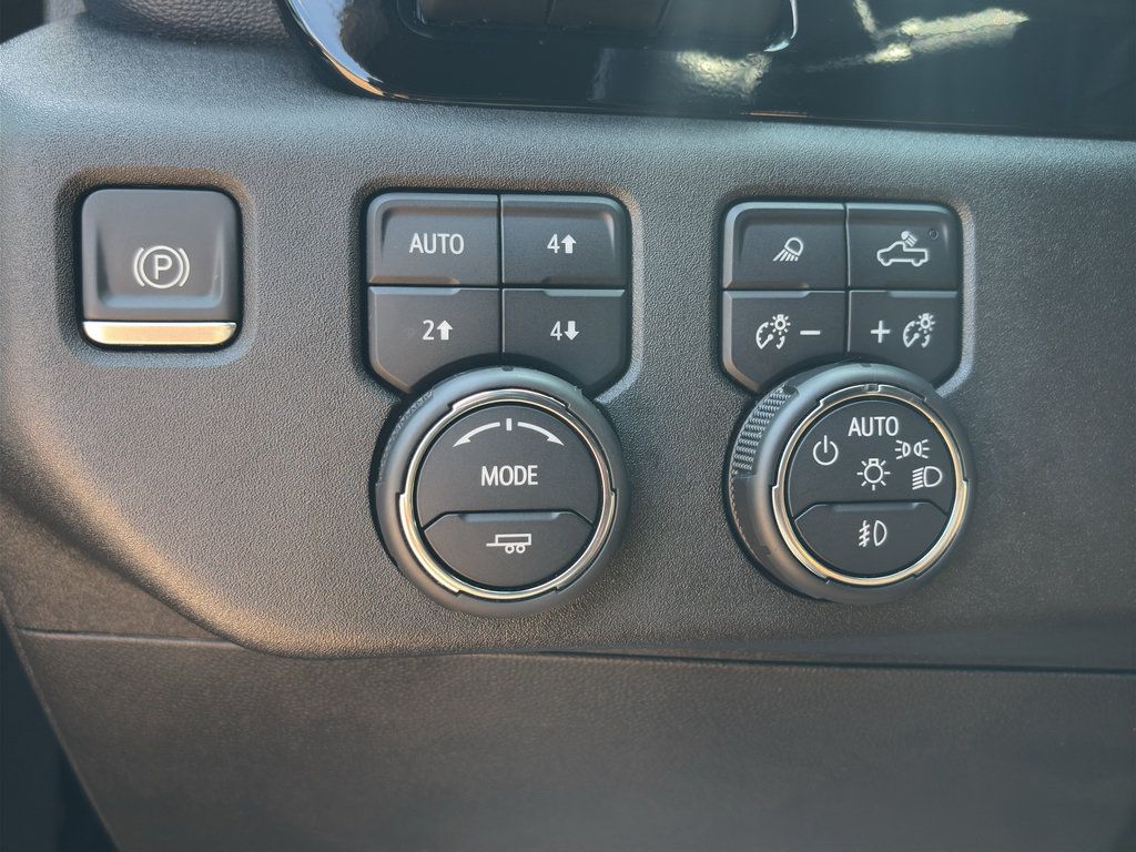 Used 2023 Chevrolet Silverado 1500 High Country w/ Technology Package AWD/4WD image 29
