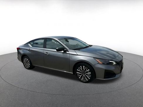 Used 2026 Nissan Altima 2.5 SV FWD image 2