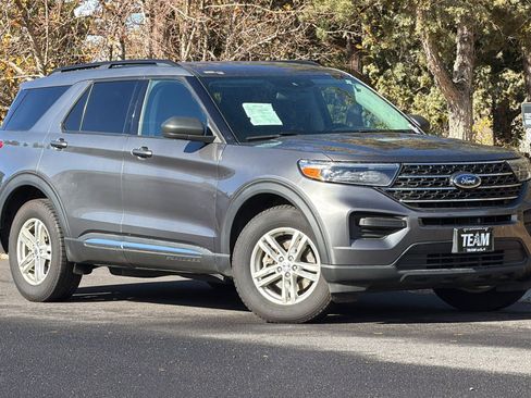 Used 2023 Ford Explorer XLT image 2