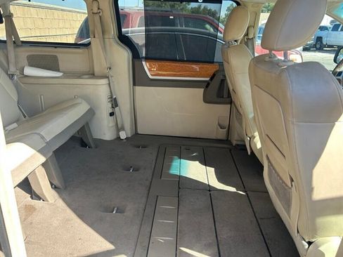 Used 2008 Chrysler Town & Country Limited w/ Entertainment Group #3 FWD image 30