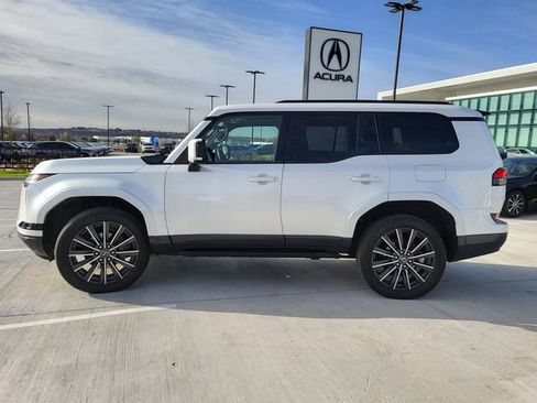 Used 2024 Lexus GX 550 w/ Accessory Package (2T) image 3