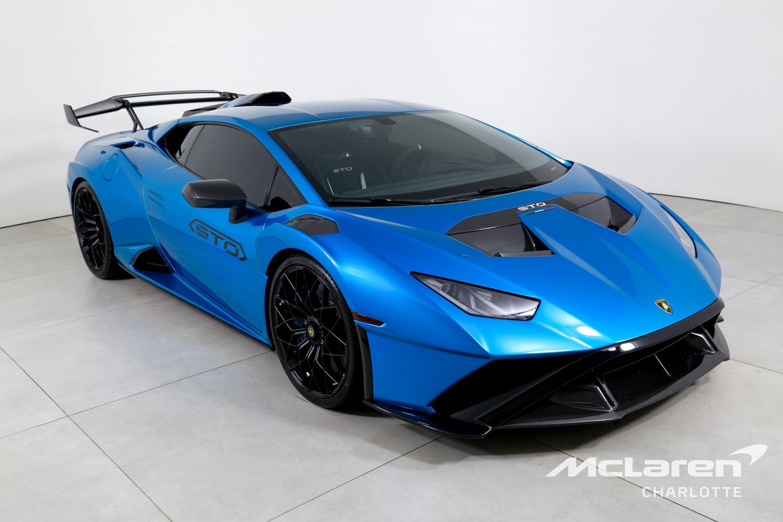 Used 2022 Lamborghini Huracan STO RWD image 3