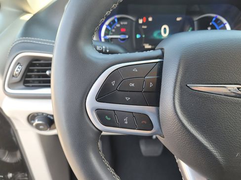 Used 2024 Chrysler Pacifica Limited FWD image 22