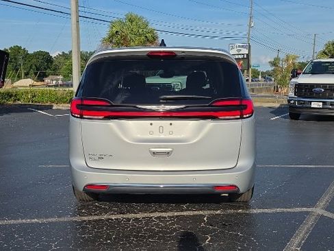 Used 2024 Chrysler Pacifica Touring-L FWD image 12