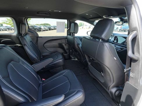 Used 2026 Chrysler Pacifica Select FWD image 24
