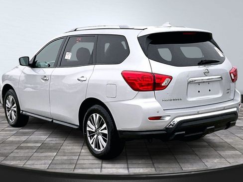 Used 2020 Nissan Pathfinder SV image 4