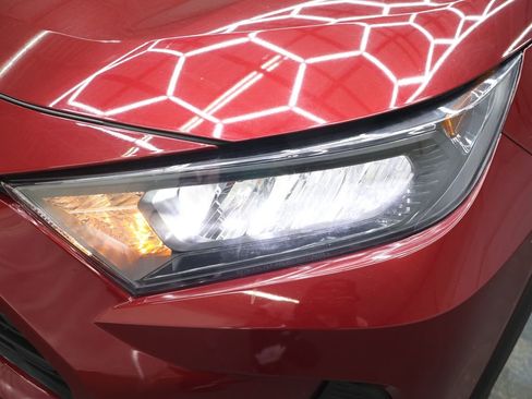 Used 2021 Toyota RAV4 LE image 27