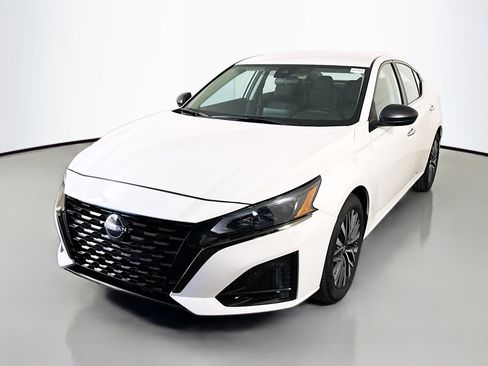 Used 2025 Nissan Altima 2.5 SV image 4