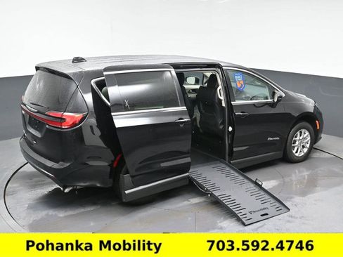 Used 2024 Chrysler Pacifica Touring-L image 19