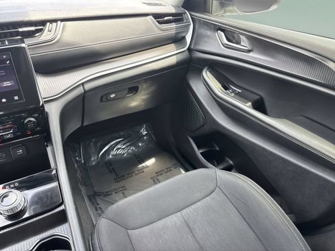 Used 2023 Jeep Grand Cherokee Laredo RWD image 18