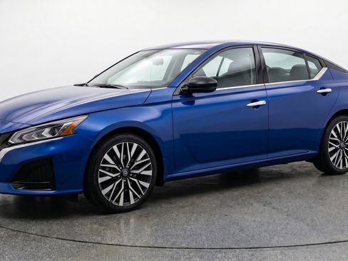 Used 2025 Nissan Altima 2.5 SV FWD image 3