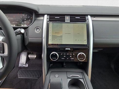 New 2025 Land Rover Discovery Dynamic SE image 23