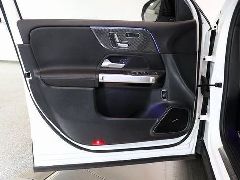 Used 2023 Mercedes-Benz GLB 250 4MATIC image 17