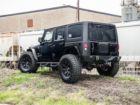 Used 2016 Jeep Wrangler Unlimited Sahara w/ Connectivity Group AWD/4WD image 21