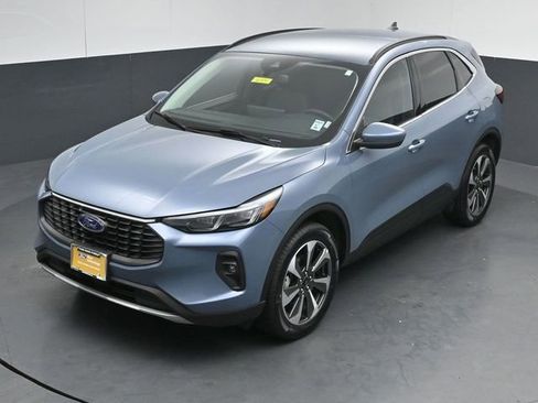 Certified 2025 Ford Escape Platinum AWD/4WD image 46