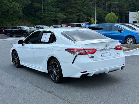 Used 2019 Toyota Camry SE FWD image 3