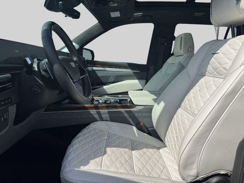 Used 2025 Cadillac Escalade Sport Platinum w/ LPO, Floor Liner Package AWD/4WD image 15