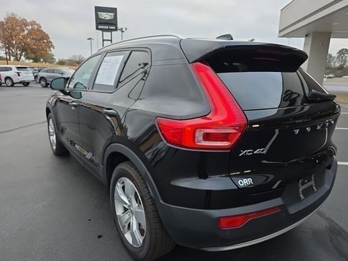 Used 2022 Volvo XC40 T5 Momentum image 3