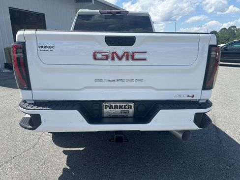 Used 2024 GMC Sierra 2500 AT4 w/ Technology Package AWD/4WD image 3