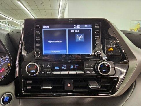 Used 2021 Toyota Highlander L AWD/4WD image 18
