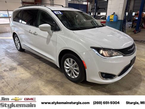Used 2018 Chrysler Pacifica Touring-L image 9