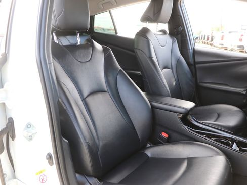 Used 2017 Toyota Prius Prime FWD image 33