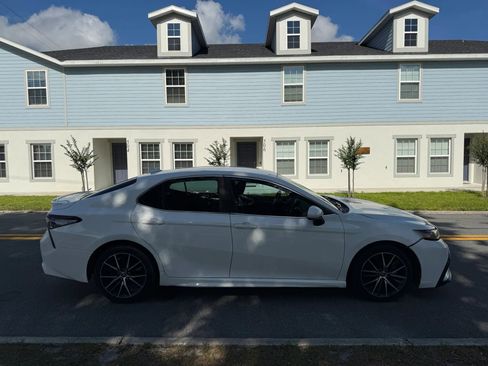 Used 2021 Toyota Camry SE image 4