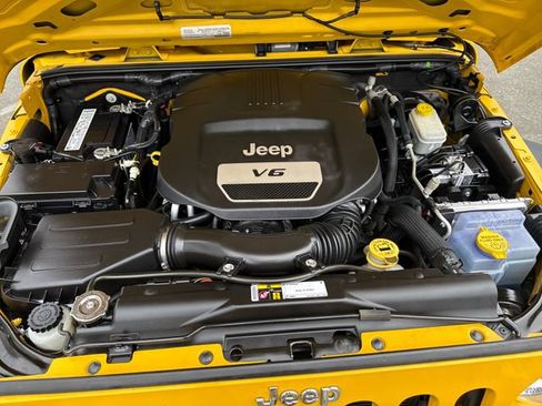 Used 2015 Jeep Wrangler Unlimited Sport w/ Connectivity Group AWD/4WD image 26