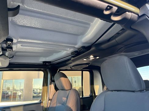 Used 2022 Jeep Gladiator Willys image 19