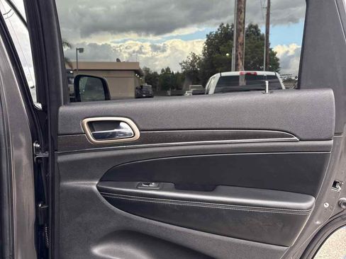 Used 2017 Jeep Grand Cherokee Limited w/ Luxury Group II image 13