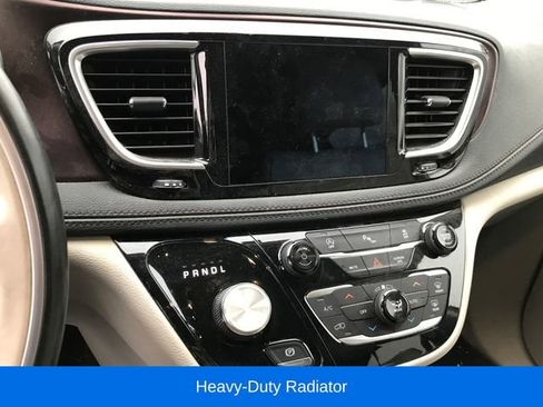Used 2019 Chrysler Pacifica Limited image 5