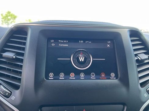 Used 2019 Jeep Cherokee Latitude Plus w/ Comfort/Convenience Group FWD image 19