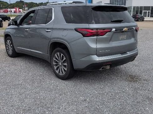 Used 2023 Chevrolet Traverse Premier FWD image 4