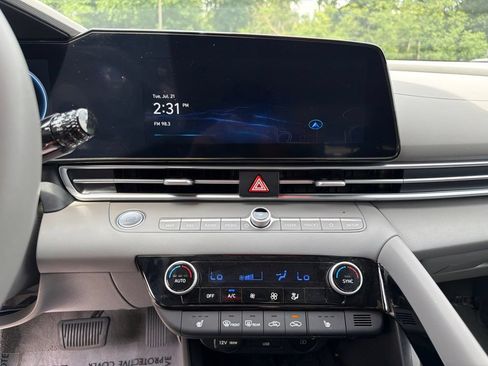 Certified 2025 Hyundai Elantra SEL FWD image 23