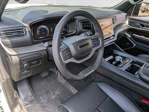 Certified 2024 Jeep Wagoneer Series II w/ Flexible Seating Group AWD/4WD image 9