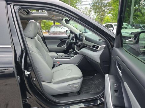 Used 2024 Toyota Highlander XLE AWD/4WD image 13