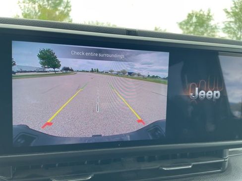 Used 2025 Jeep Gladiator Sport AWD/4WD image 9