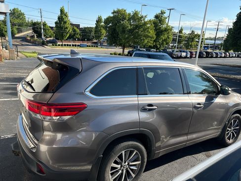 Used 2018 Toyota Highlander XLE AWD/4WD image 9
