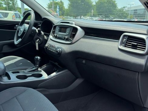 Used 2017 Kia Sorento L image 12