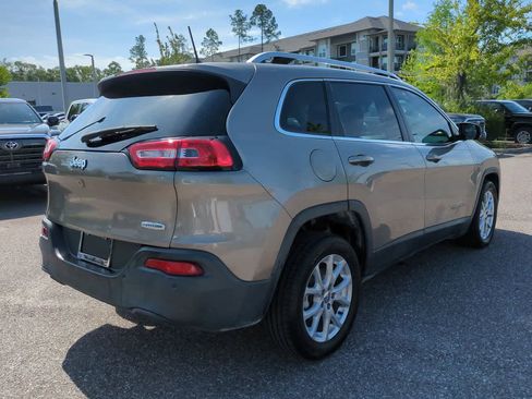 Used 2017 Jeep Cherokee Latitude w/ Safety/Convenience Group FWD image 6