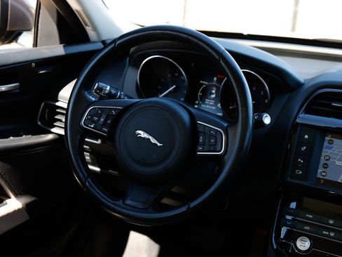 Used 2017 Jaguar XE Premium image 28