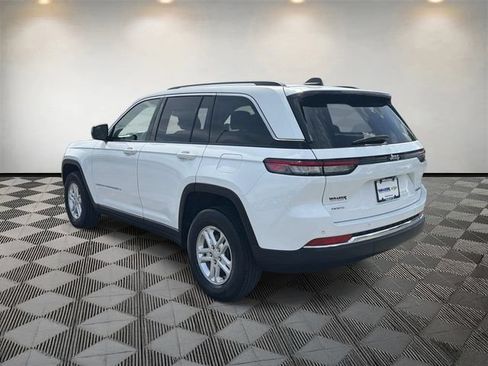 Used 2024 Jeep Grand Cherokee Laredo AWD/4WD image 7