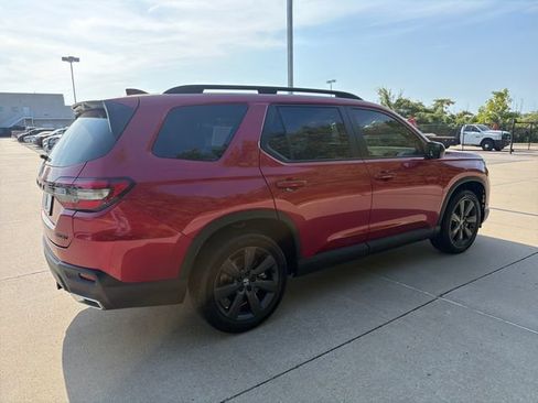 Used 2025 Honda Pilot Sport image 5