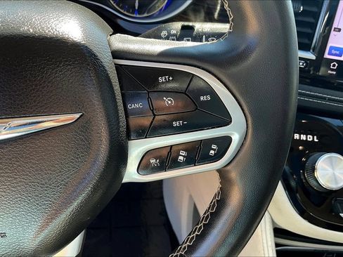 Used 2023 Chrysler Pacifica Limited FWD image 19