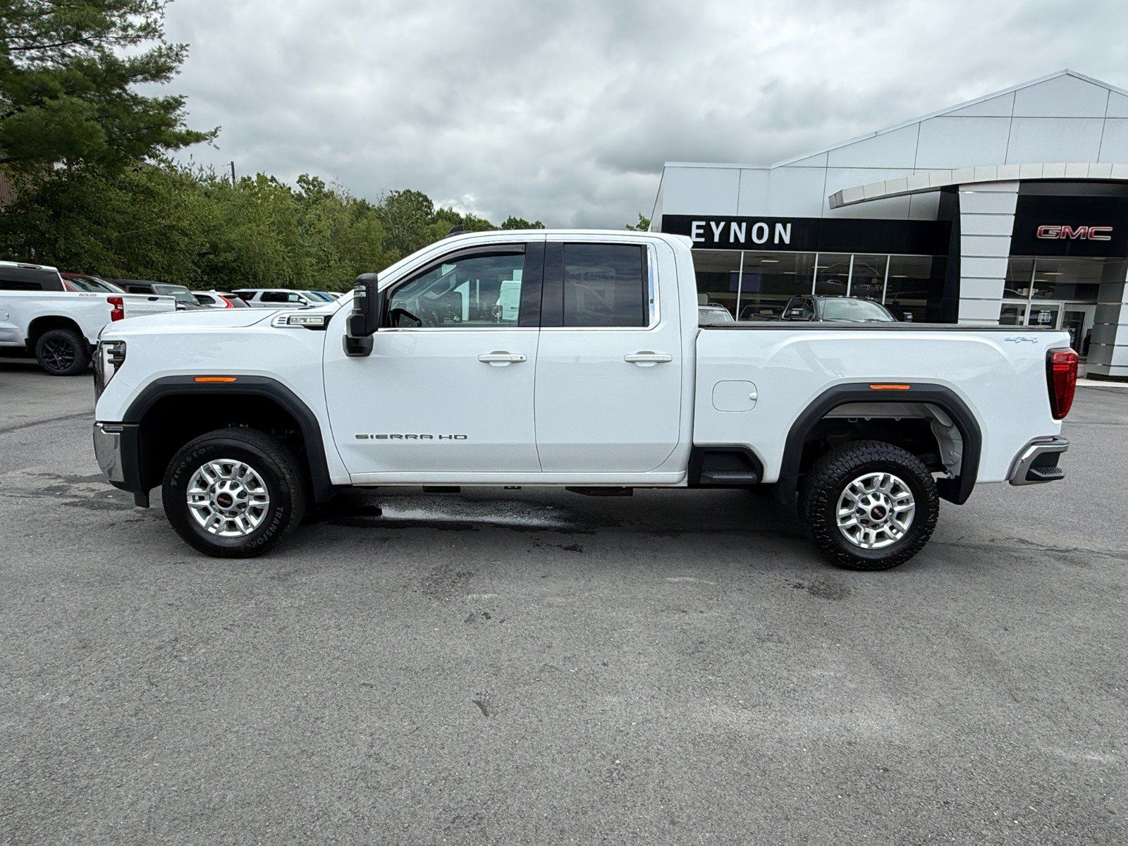 Used 2024 GMC Sierra 2500 SLE w/ SLE Convenience Package AWD/4WD image 2