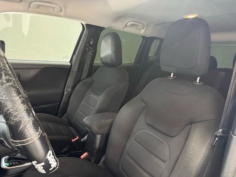 Used 2020 Jeep Renegade Latitude FWD image 24