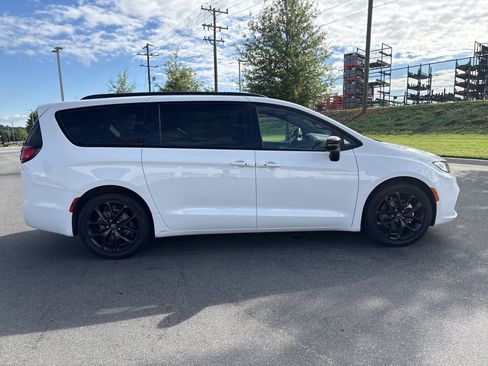 Certified 2025 Chrysler Pacifica Limited FWD image 10